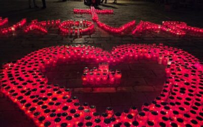 Na trgu Ivana Pavla II. upaljene svijeće za sve stradale civile i branitelje Vukovara i Škabrnje