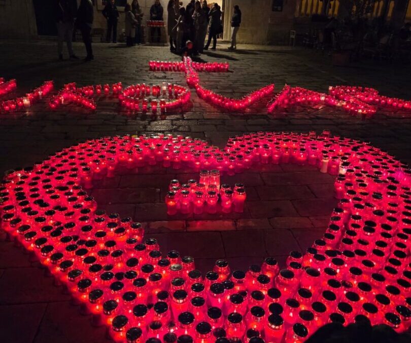 Na trgu Ivana Pavla II. upaljene svijeće za sve stradale civile i branitelje Vukovara i Škabrnje